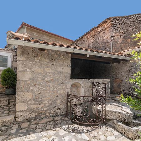 Villa Callisto- Elegant Restored Villa With Pool Gyri Экстерьер фото