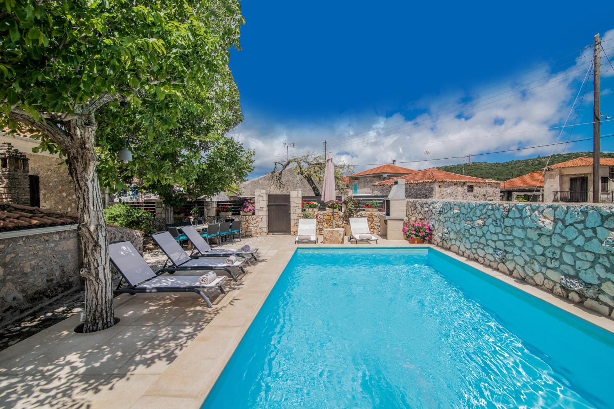 Villa Callisto- Elegant Restored Villa With Pool Gyri Экстерьер фото