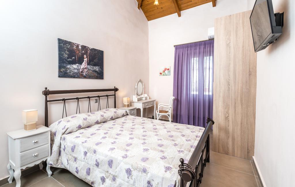 Villa Callisto- Elegant Restored Villa With Pool Gyri Экстерьер фото